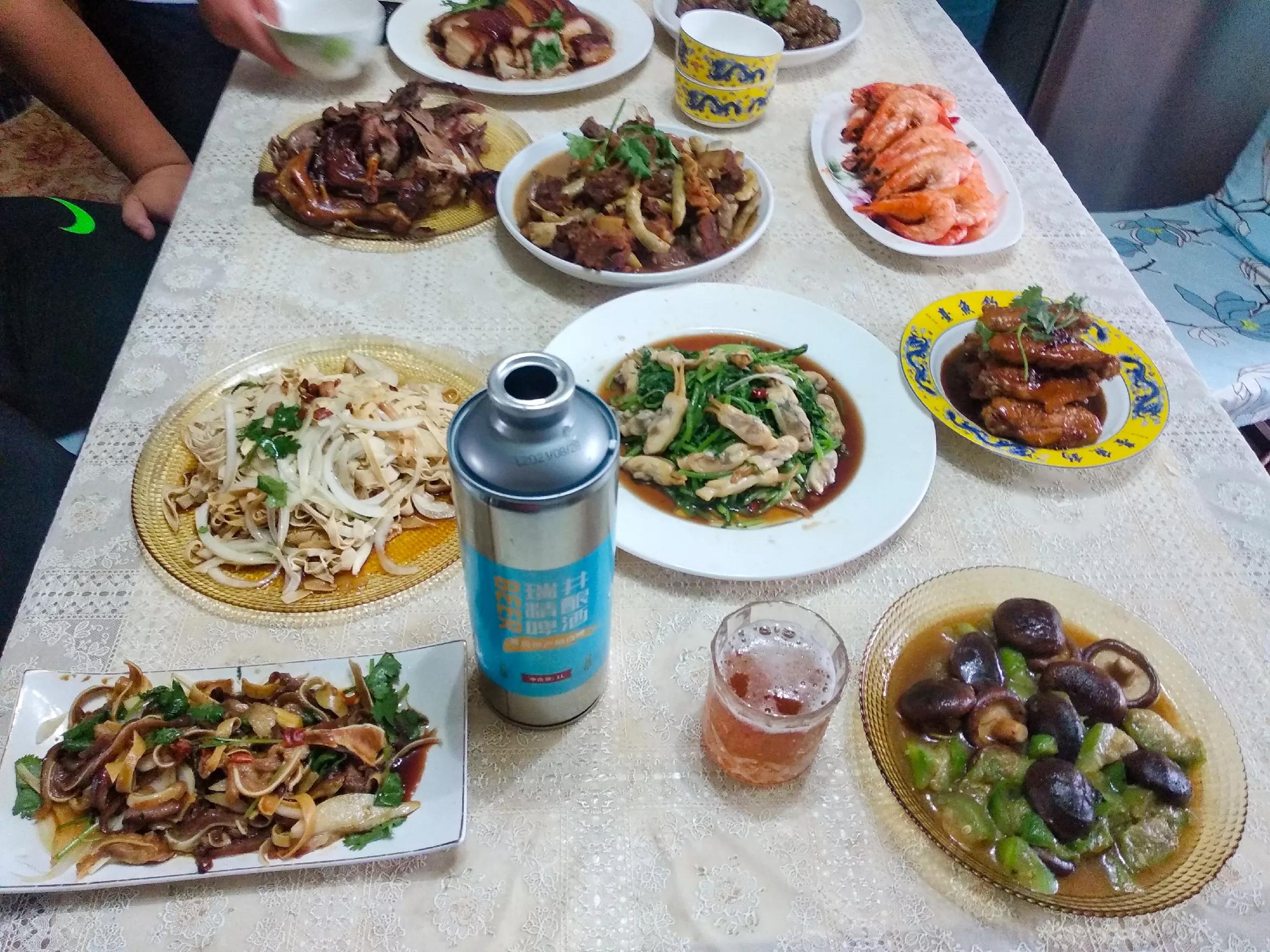 晒晒东北人的中秋家宴,海鲜大肉摆满桌,南方网友:看着就饱眼福