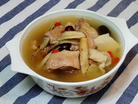 玉竹,沙参炖煮汤清淡透明微甜,不燥热不上火,连小孩都喜欢喝