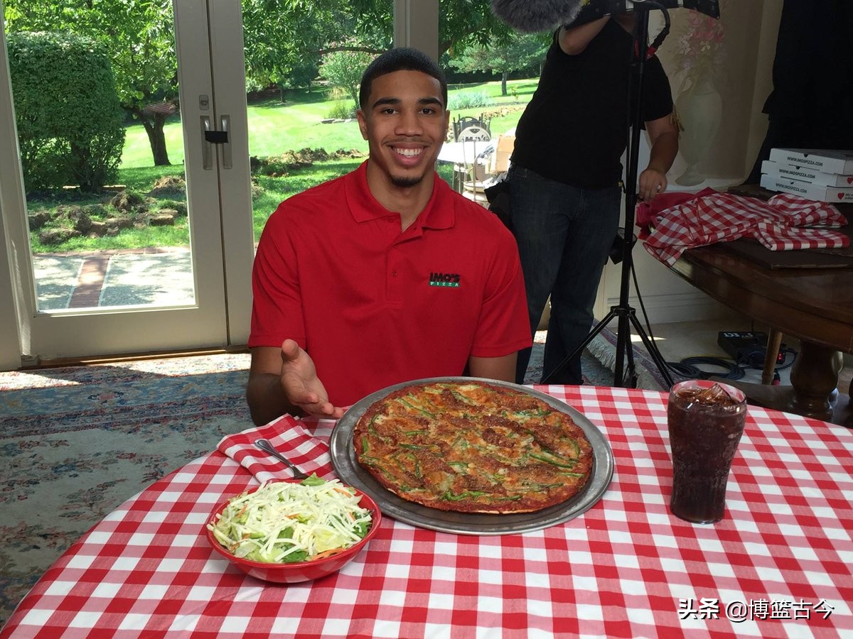 nba球员为什么派发披萨(NBA球员什么食量？塔图姆吃整张披萨，东契奇钟爱超大火腿)