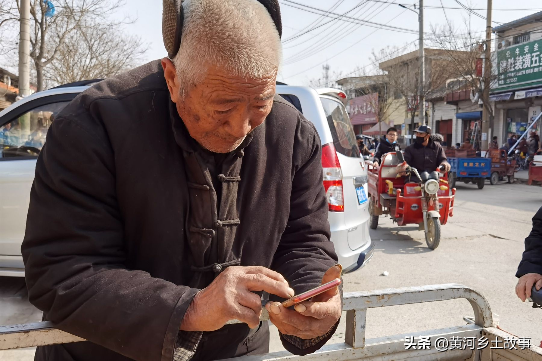 78岁老人养蜂52年有经验，用小木棍辨真假蜂蜜，办法妙