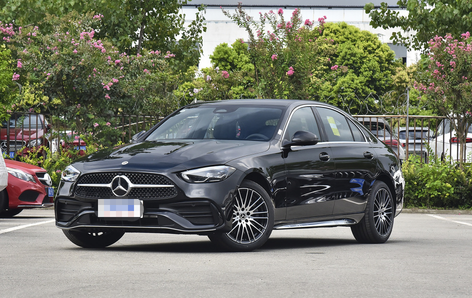 奔驰低配多少钱一辆(奔驰新车无优惠) - 价格百科