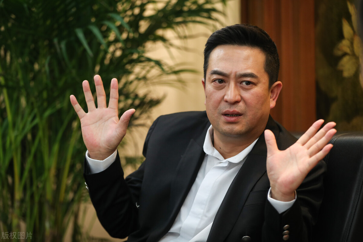 国字脸适合什么发型（国字脸如何留出帅气的小背头发型）