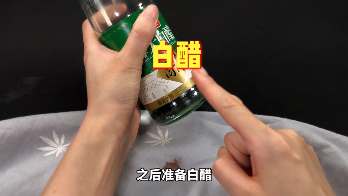 去除床单上的顽固血渍（只需四种材料新老血渍轻松洗净）