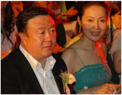 她出道便被姑父捧为女主，姑父另结新欢后，她也沦为了十八线演员