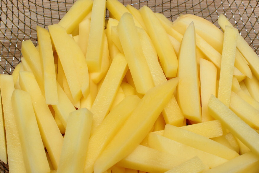 炸薯条有诀窍，炸鸡店员工教你一招，薯条又香又酥脆，凉了也不软