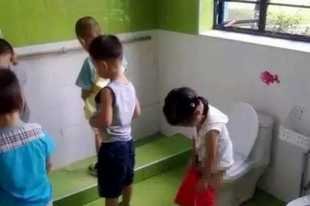 孩子上厕所是“蹲着”好还是“坐着”好？姿势不同，长大后区别大