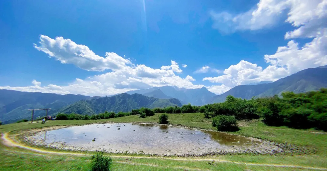 地處國家級臥龍自然保護區境內,是世界自然遺產大熊貓棲息地的腹心