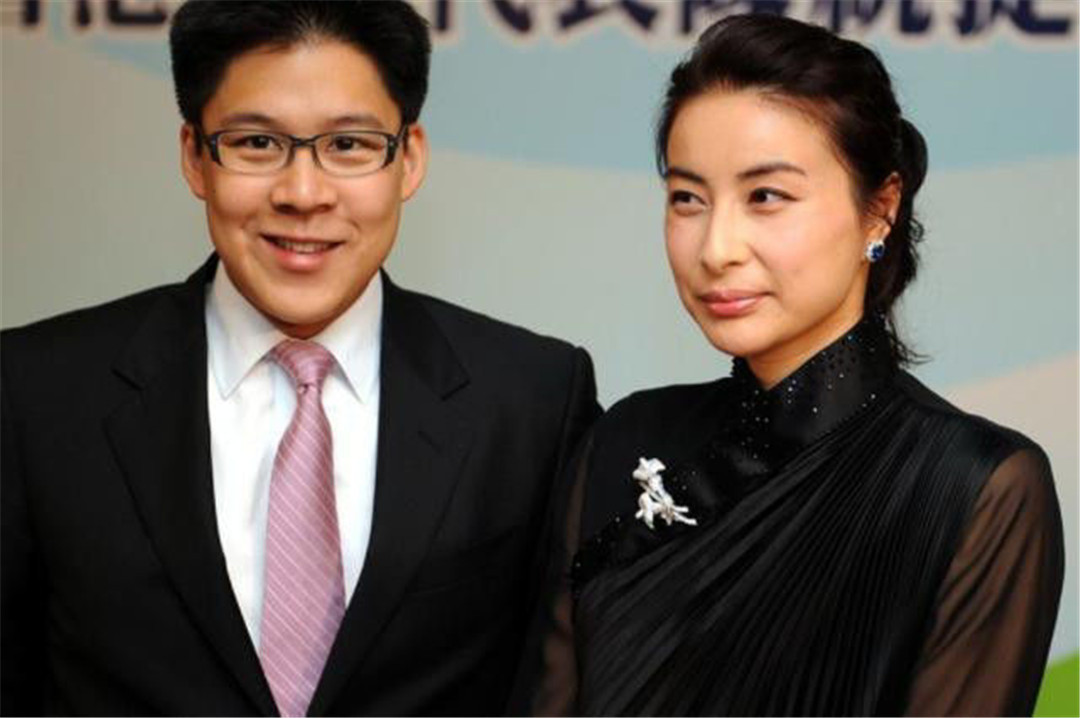 霍启刚前两任(霍启刚的2个前女友漂亮又多金,为什么偏爱"普通"的