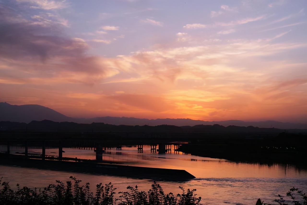 夕阳西下的唯美句子图片 适合发日落的朋友圈