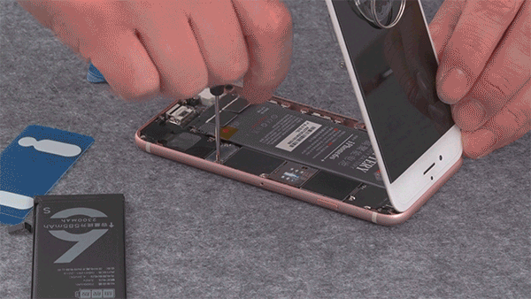 手机卡得不知所措？手把手教你更换大容量电池焕发新生