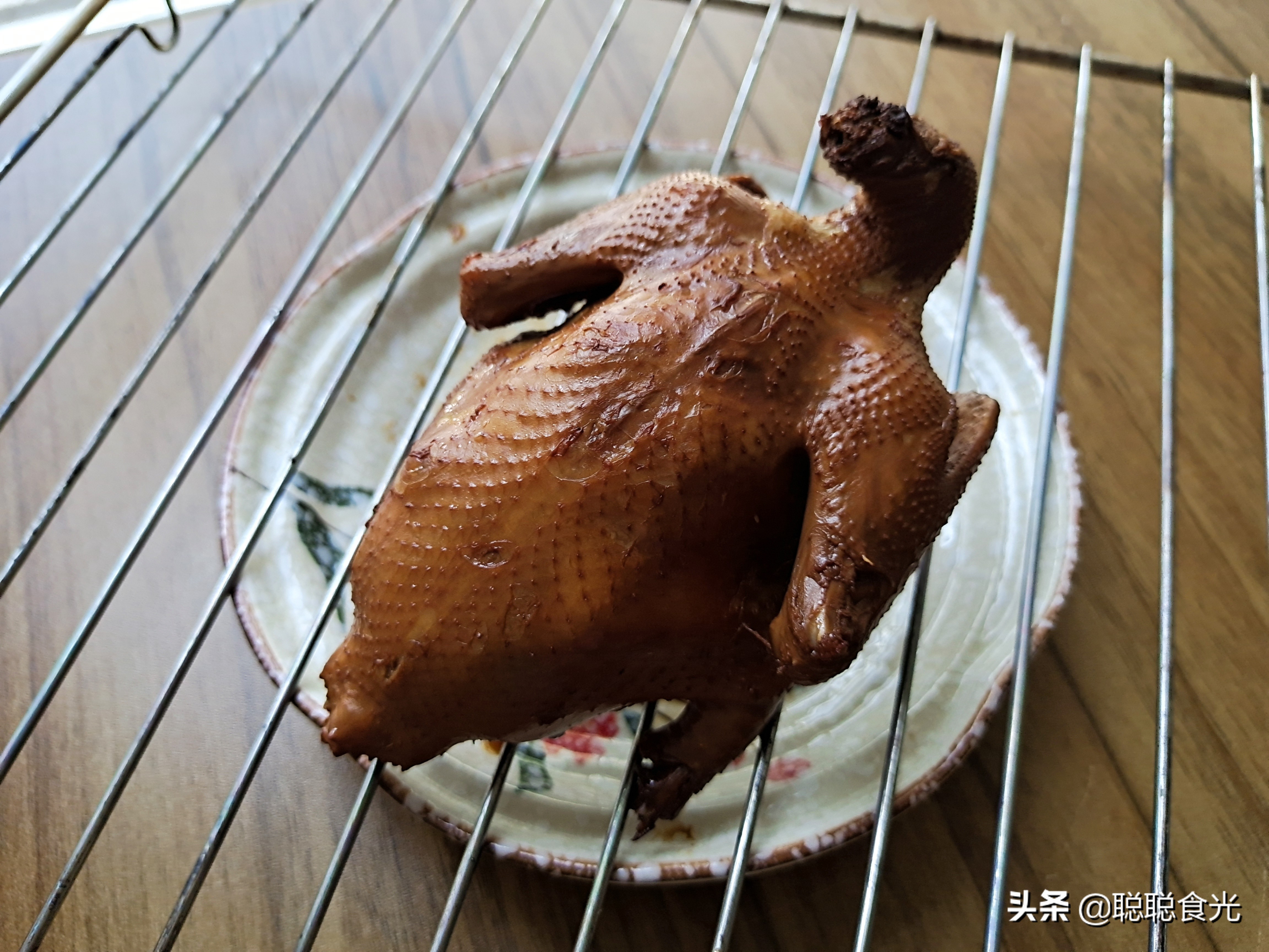 天冷了想吃肉,教你秘制脆皮乳鸽的做法,皮脆肉嫩,咬一口爆汁