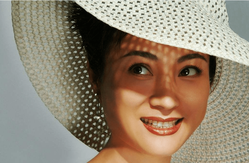 李玲玉：21岁嫁初恋，34岁再嫁犹太富商，和混血儿子的相处很特别