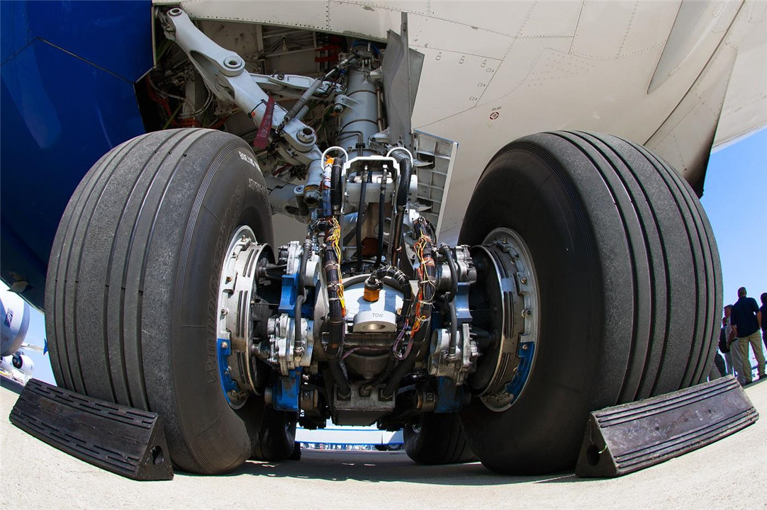 小小的飞机轮胎，为何能承载几百吨的机身？揭开飞机轮胎的奥秘