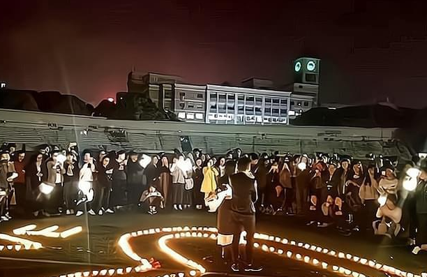 广东一大学生高调表白，却遭保安一脚踢飞音箱，学校回应来了