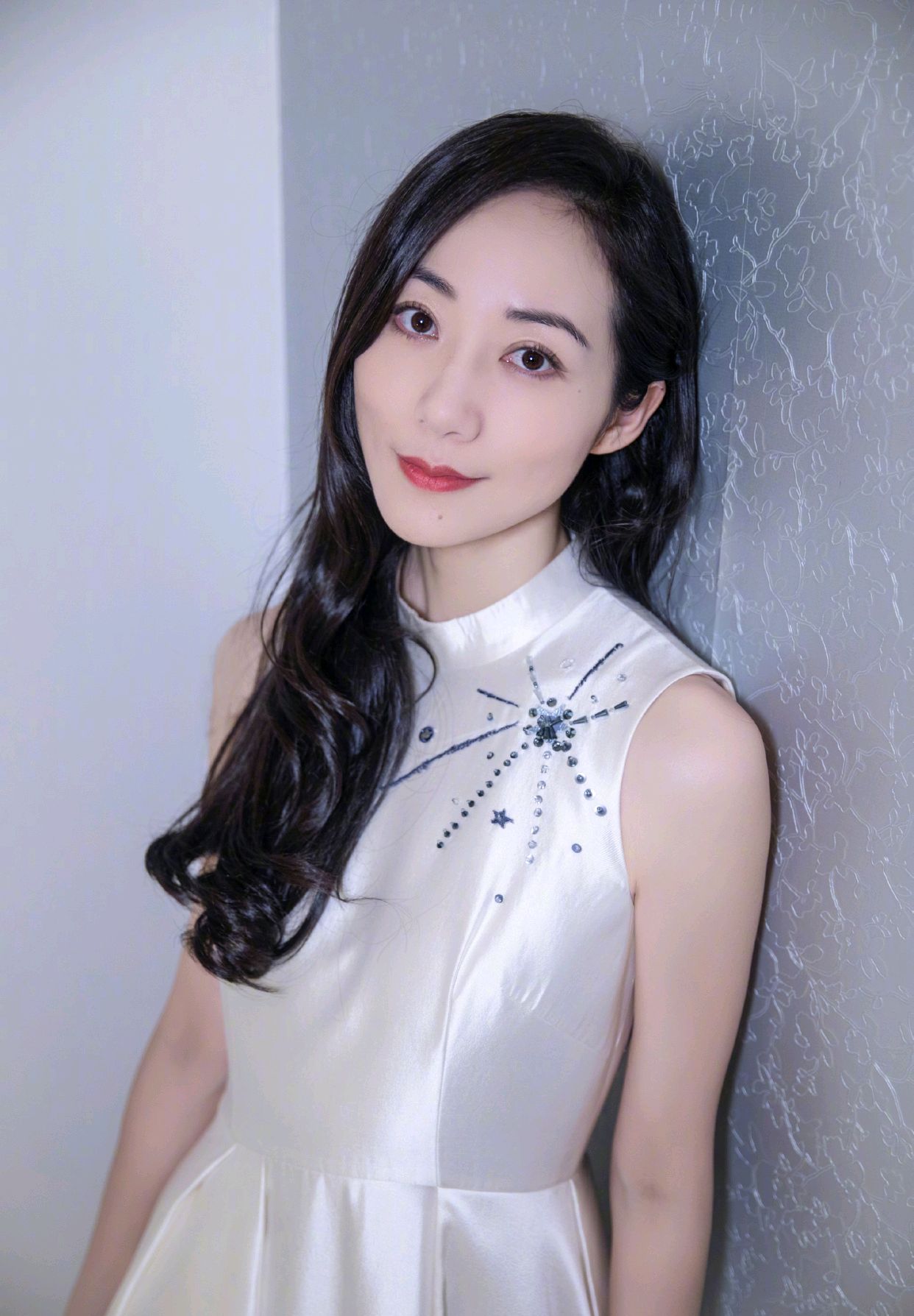 37岁的韩雪依然风采依旧,身穿白色连衣裙搭配高跟鞋,时尚又高级