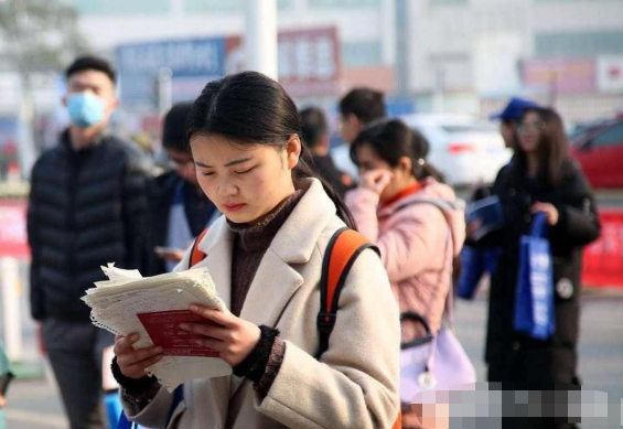 有种差距叫南大学子，杨振宁演讲人头攒动，顶流明星拍戏无人问津