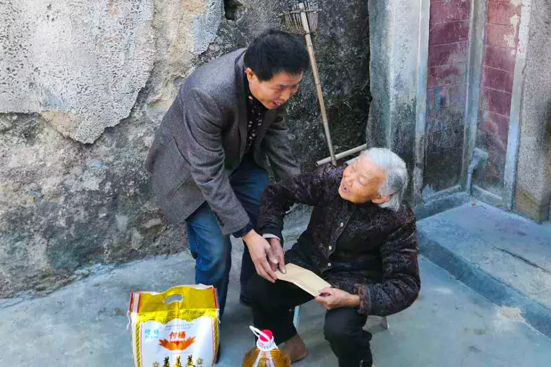 春節(jié)將至 溫暖常伴丨濠江區(qū)持續(xù)開展節(jié)前慰問活動