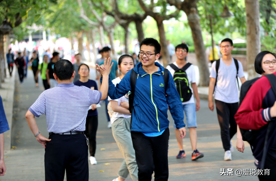 高考妈妈穿旗袍图（学生高考）