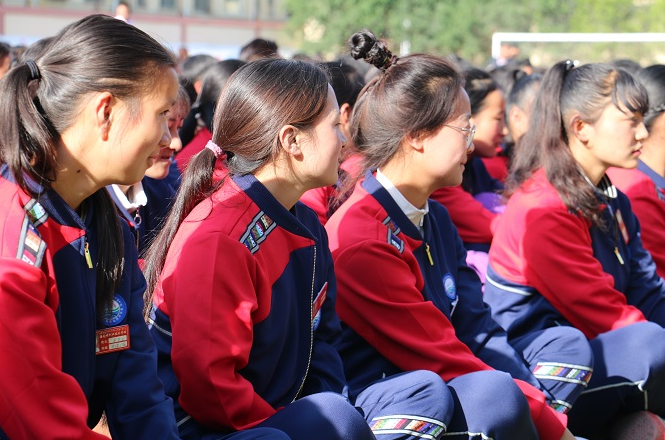 职业学院被央视曝光，要拿毕业证先交580元，实习期也收伙食费