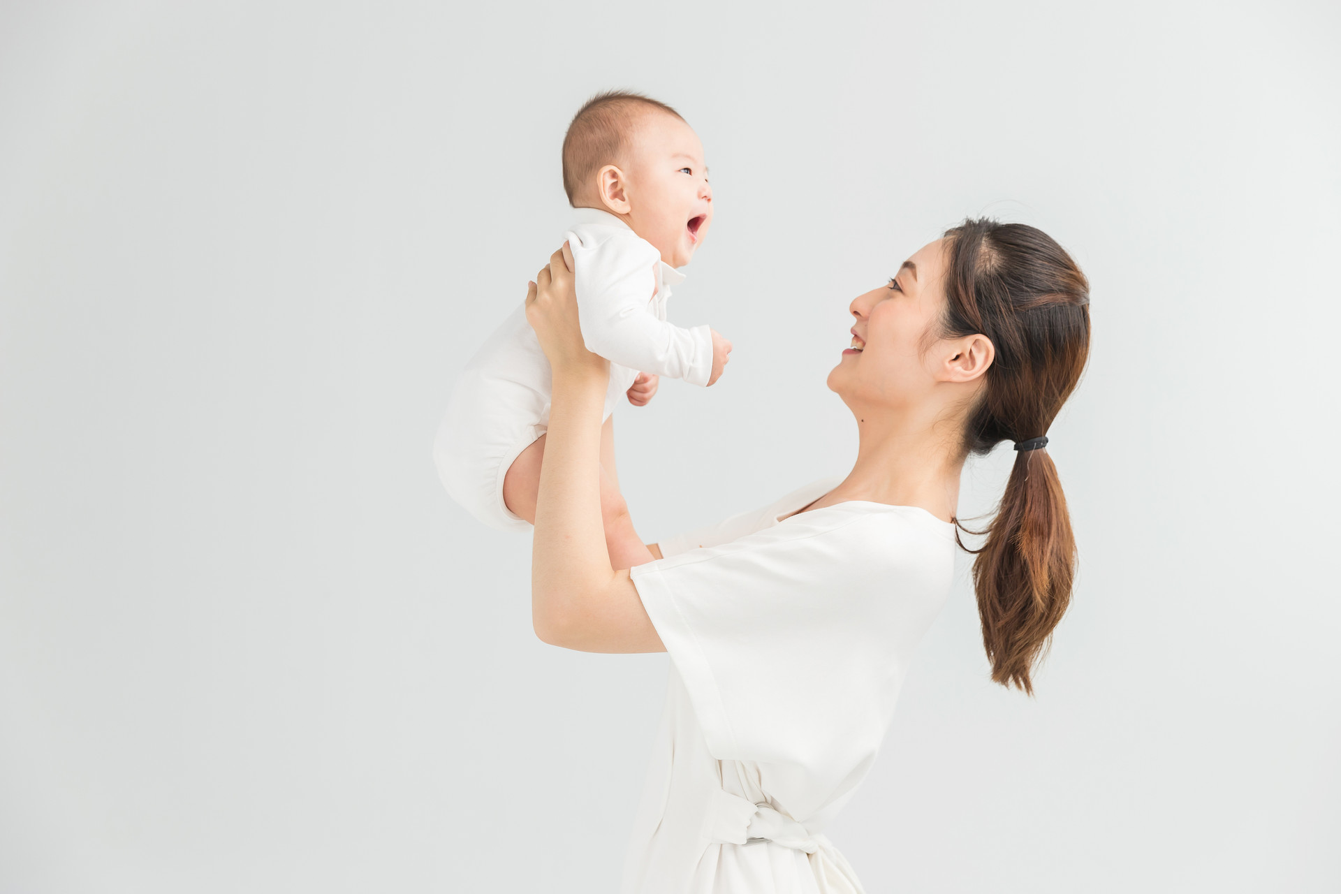 陈小春晒二胎：小儿子眼睛大发量惊人很可爱，附一岁孩子养育要点