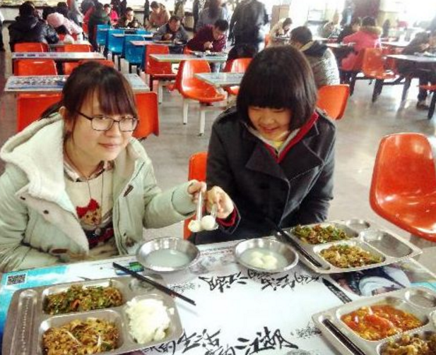 一个月生活费1200元有多穷？大学生真实开销曝出，少了是真不够用