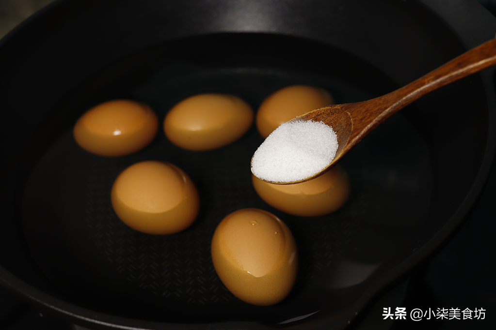 煮鸡蛋时，不能只用清水，多加2样东西，蛋壳好剥，蛋黄又香又嫩