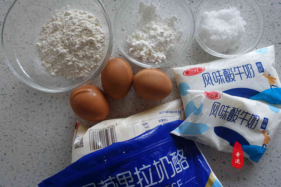 鸡蛋糕金黄诱人色泽漂亮，口感细腻柔滑，当早餐大受家人的喜爱