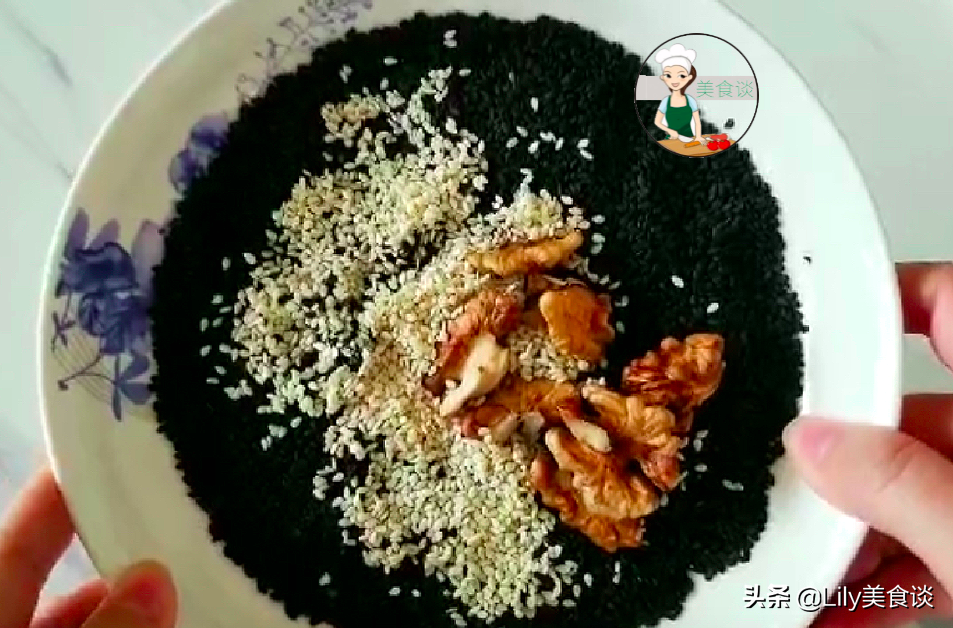 立秋后，碰到它别手软，炒熟磨成粉存放冰箱，每天吃一勺，好香啊