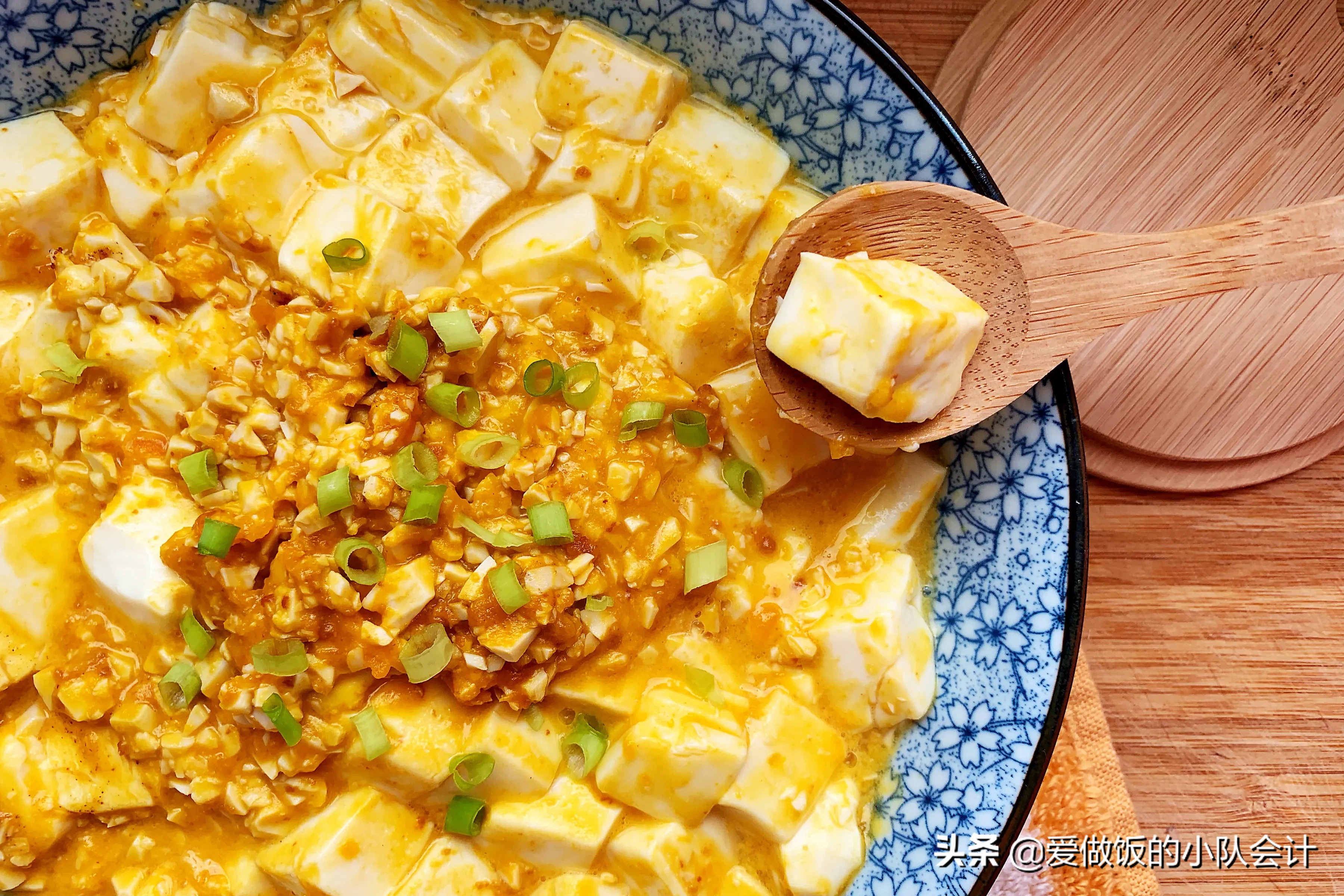 蟹黄豆腐在家做，掌握窍门，色泽金黄，味道鲜香，方法很简单