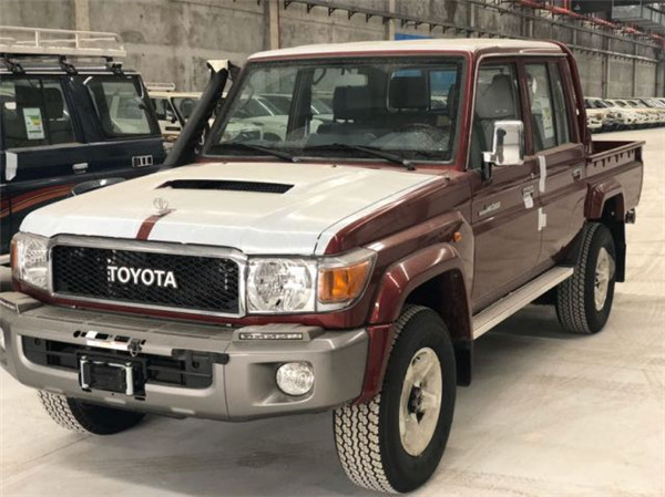 硬派越野神器——丰田lc79 柴油v8皮卡 三把差速锁 实拍解析