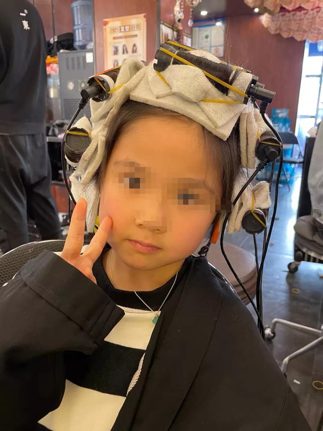 快过年了,90后宝妈带娃烫头发被批评,能给孩子烫头发吗?