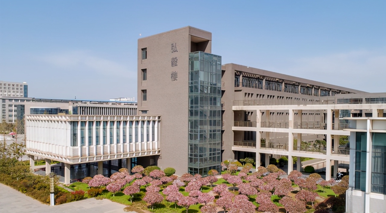 河南这所二本大学，录取分低，背景却十分强大！毕业就进银行上班