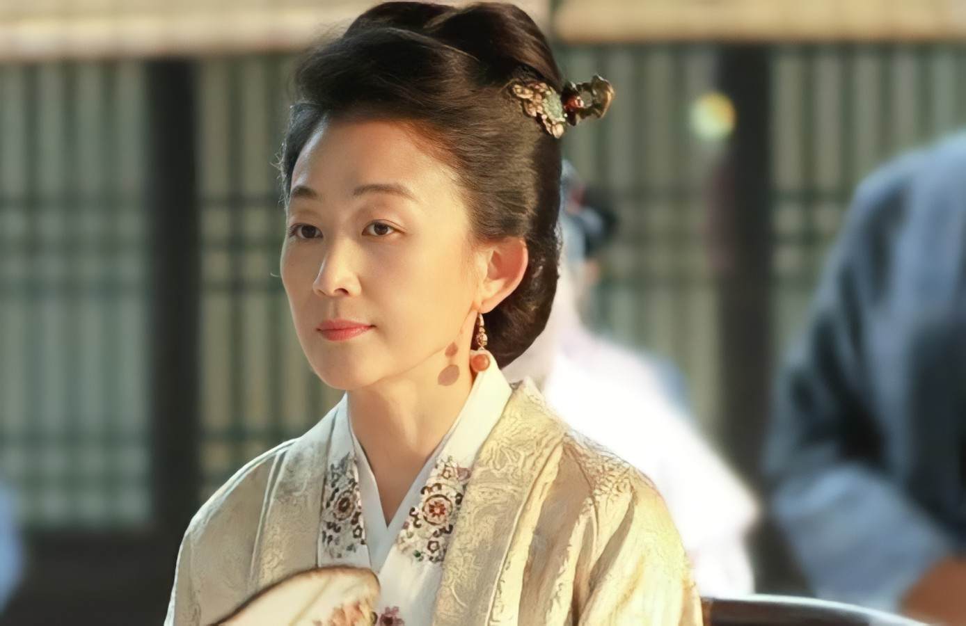 陈瑾近年来最火的角色要数《知否》的郡主,她演小公爷齐衡的母亲,乍