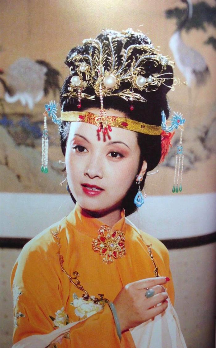 红楼人物谱之王熙凤：生如夏花，用灿烂浓烈的色调告诉世界我来过