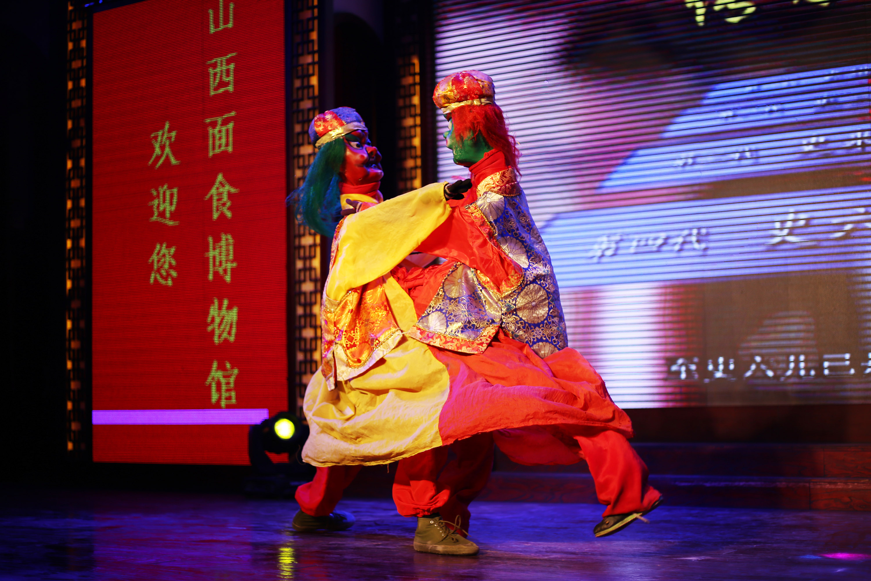 这项有趣的表演，看起来像两个人玩摔跤，实际是自己和自己打架