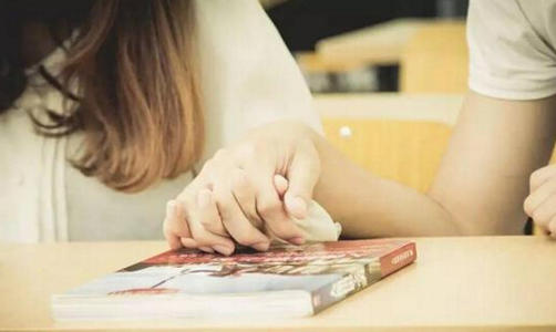 大学该不该谈恋爱？不要为了谈恋爱而去恋爱，更不要和父母闹翻