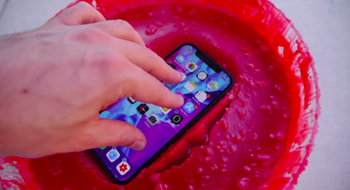 谁是今年最「抗摔」的手机？iPhone 12？