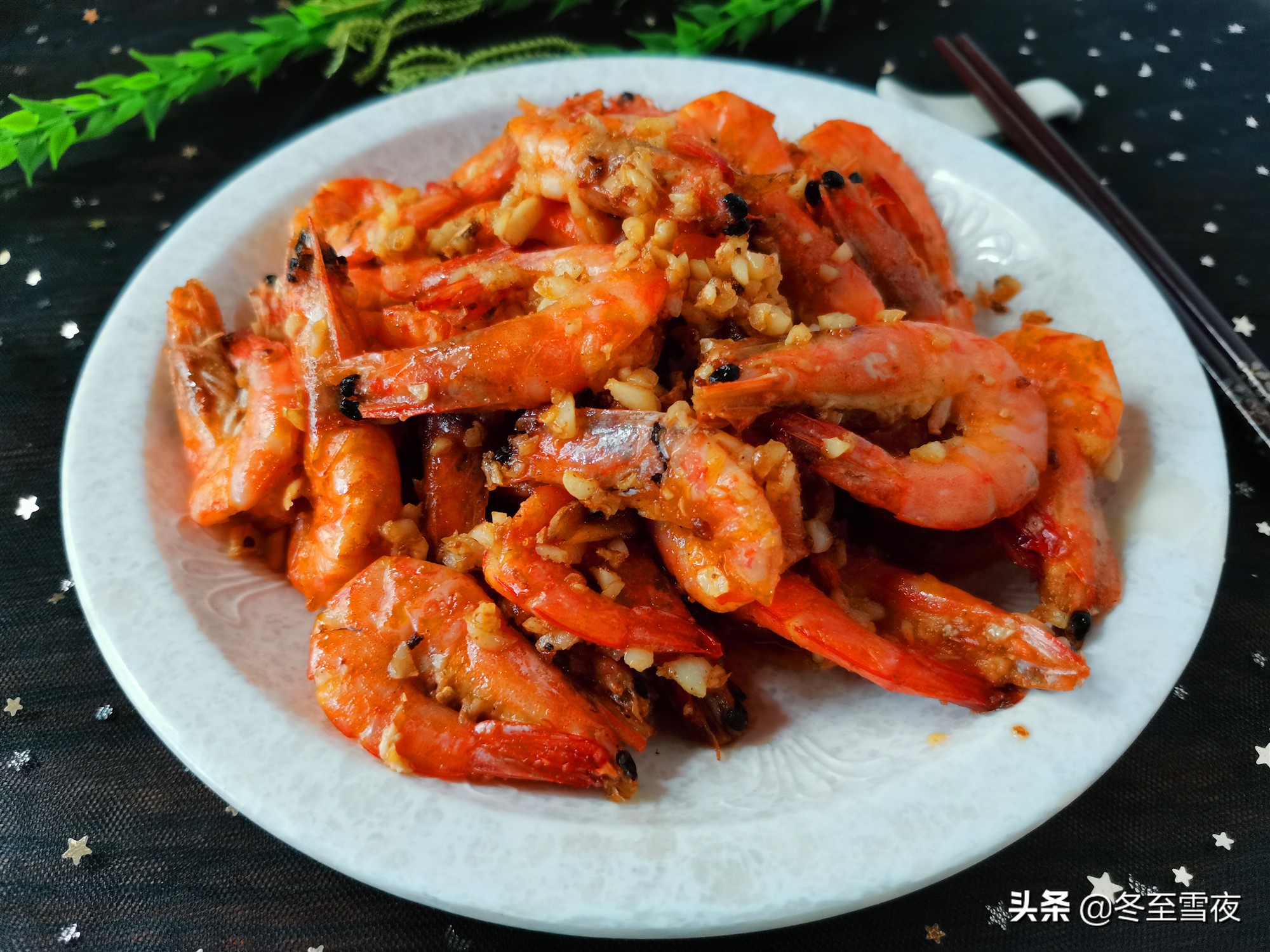 水煮大虾和什么菜搭配好(大虾和这个食材是绝配，放在一起做，味道香浓，好吃入味)