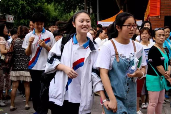 “民办”和“公办”教学不同，学生差距逐渐增大，从这点有所体现