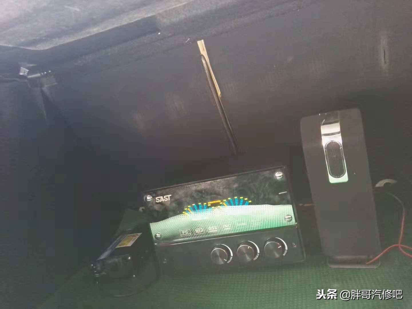 220v家用音响胖哥花57元改装成车载低音炮，废物利用大家可以试试