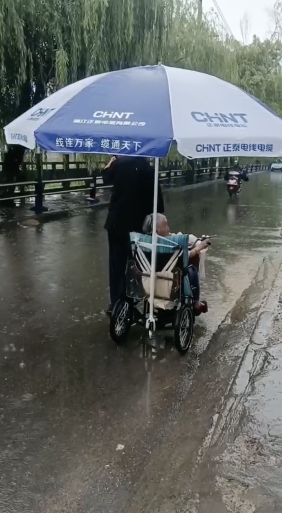 谢谢你，河南暴雨中挺身而出的好心人