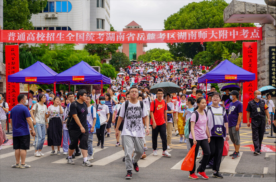 中高考当天，家长有必要“全程陪考”吗，机智的家长巧妙应对