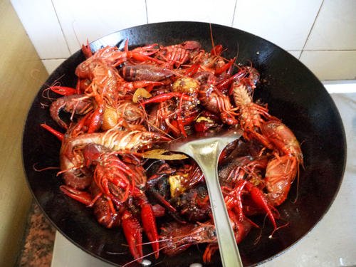 麻辣小龙虾是哪里的菜（湖南特色麻辣小龙虾色泽红亮鲜）