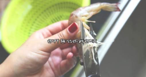 吃大虾要不要挑虾线？教你2个挑虾线的超简单方法，非常实用！