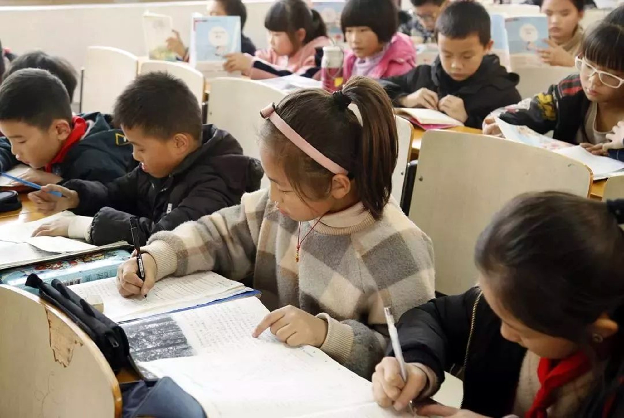 辅导班变“过街老鼠”，各地出台“举报热线”，有奖揭发受欢迎