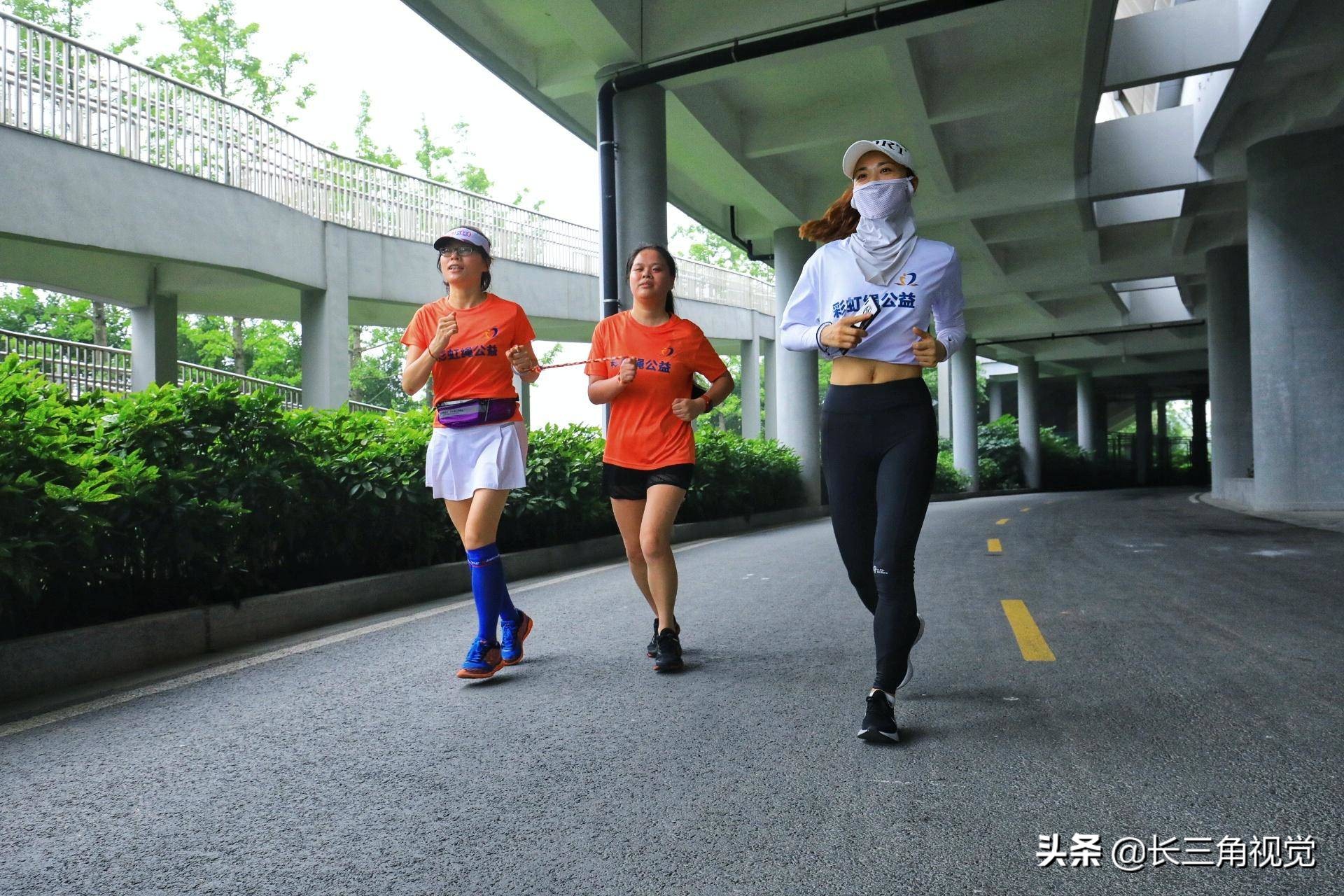 为爱奔跑！雨中，那一道七彩的虹……