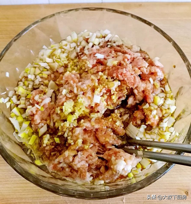 蒜苔馅饺子怎么做好吃（3步做出清香味美的蒜苔馅饺子）