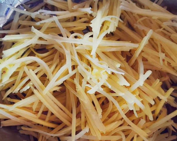 土豆丝怎么炒好吃又简单？家常土豆丝的做法，土豆丝清脆又爽口