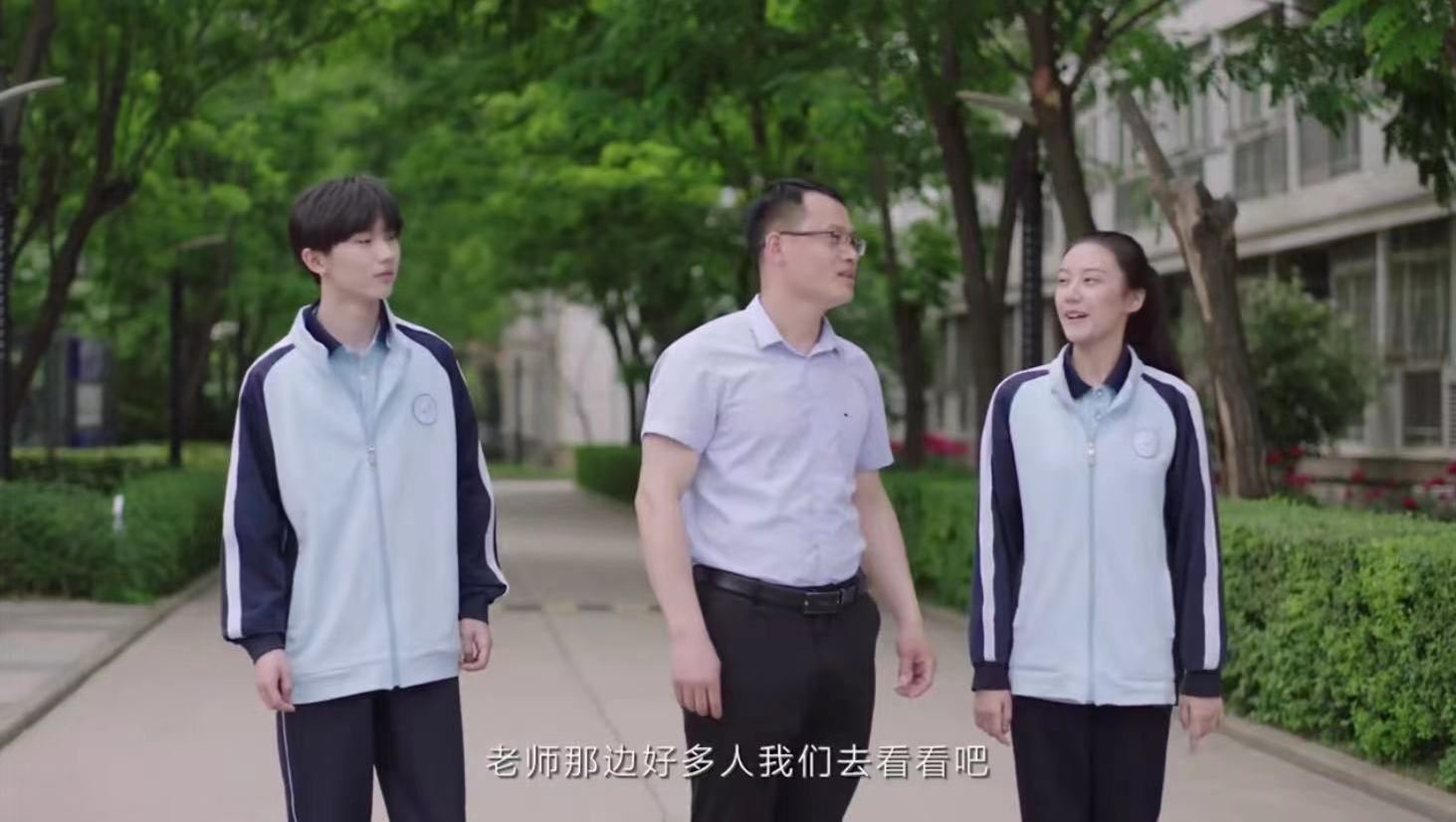 同父母不同命！19岁偶像高考落榜总分307，亲哥已被纽约大学录取