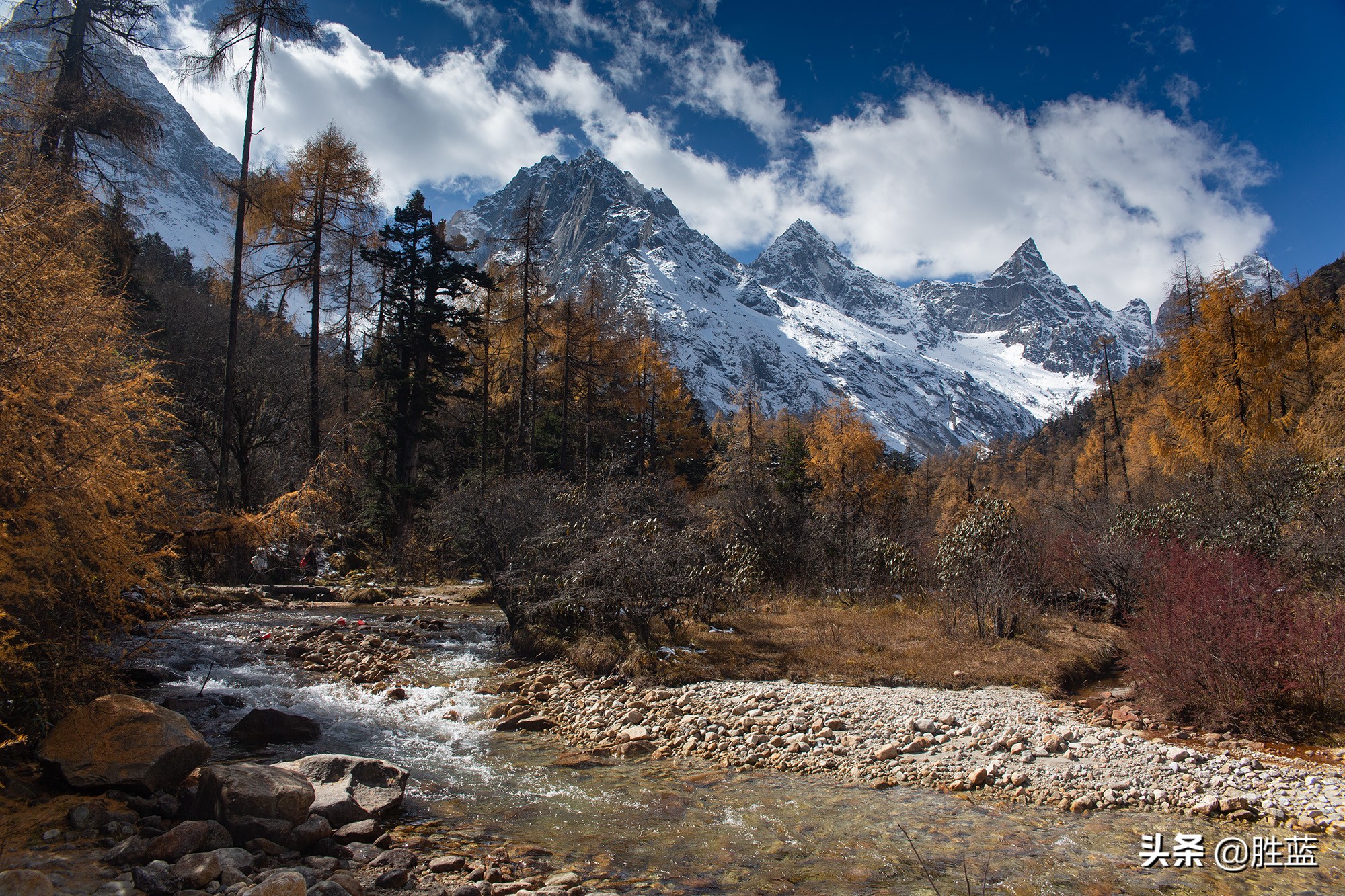 是毕棚沟秋色最迷人的时节,每年的10月下旬,水质清澈景点很成熟,旺季